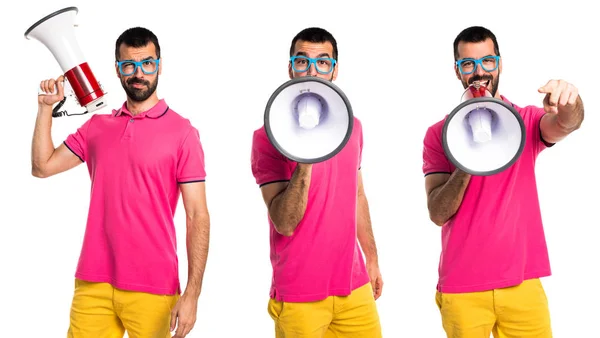 Homem com roupas coloridas gritando por megafone — Fotografia de Stock