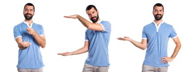 Adam bir şey tutan mavi gömlek ile