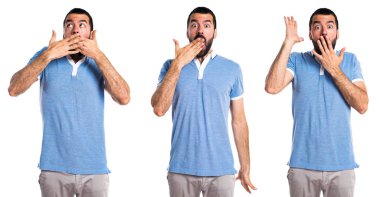 Adam mavi gömlek sürpriz jest yapıyor