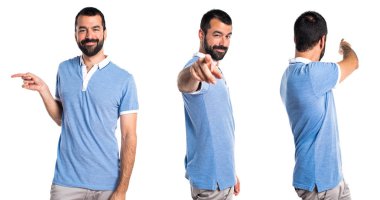 Mavi gömlek önüne işaret eden adamla