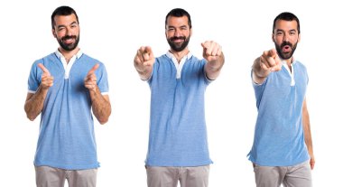 Mavi gömlek önüne işaret eden adamla