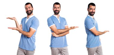 Adam bir şey sunmak mavi gömlek ile