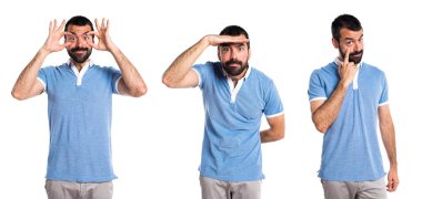 Adam bir şey gösterilen mavi gömlek ile