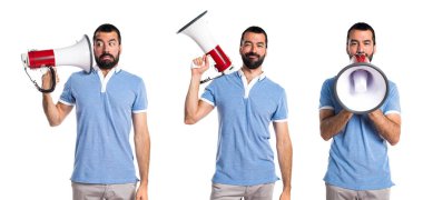 Mavi gömlek megafon tarafından bağıran adamla