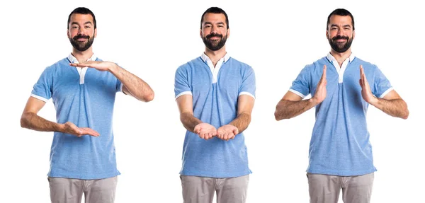 Mann mit blauem Hemd hält etwas in der Hand — Stockfoto