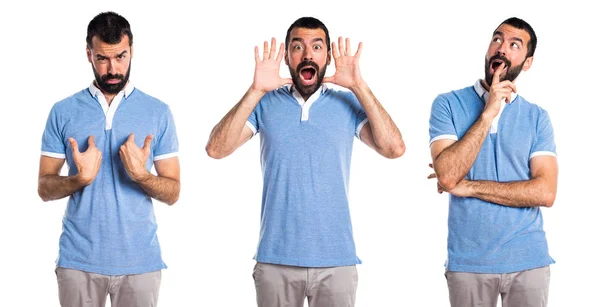 Hombre con camisa azul haciendo gesto sorpresa —  Fotos de Stock
