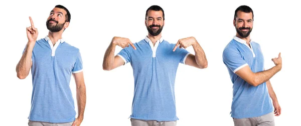 Homem com camisa azul apontando para baixo — Fotografia de Stock