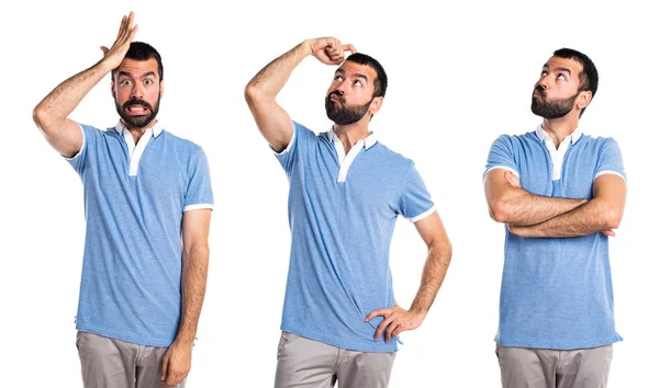 Человек в голубой рубашке сомневается — стоковое фото