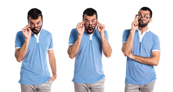 Hombre con camisa azul haciendo gesto sorprendido —  Fotos de Stock