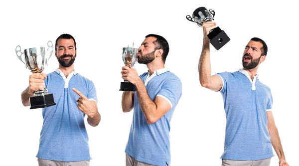 Hombre con camisa azul sosteniendo un trofeo —  Fotos de Stock