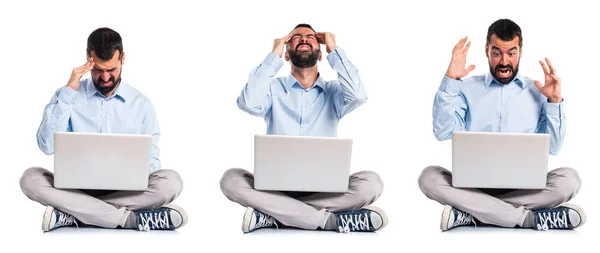 Frustrated man with laptop — Stock Photo, Image