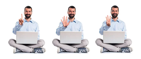 Homem com laptop contando cinco — Fotografia de Stock