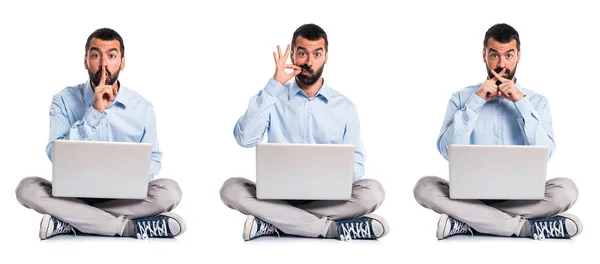 Homem com laptop fazendo gesto de silêncio — Fotografia de Stock