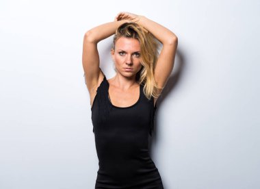 Siyah elbiseli Rus sarışın kadın