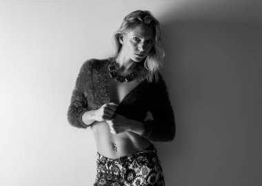 Seksi kadın ile tüy ceket