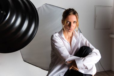 Güzellik sarışın kadın stüdyoda poz