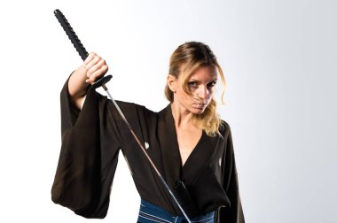 Gibi bir katana ile samuray giymiş sarışın kadın