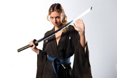 Gibi bir katana ile samuray giymiş sarışın kadın