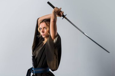 Gibi bir katana ile samuray giymiş sarışın kadın