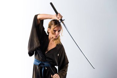 Gibi bir katana ile samuray giymiş sarışın kadın