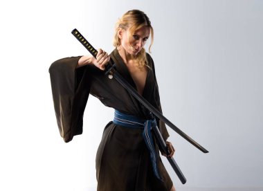 Gibi bir katana ile samuray giymiş sarışın kadın