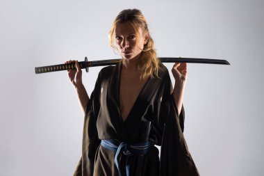 Gibi bir katana ile samuray giymiş sarışın kadın