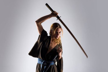 Gibi bir katana ile samuray giymiş sarışın kadın