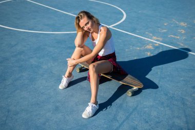 Güzel bir kadınla longboard