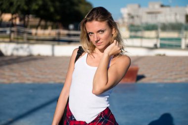 Sırt çantası açık havada güzel kadınla