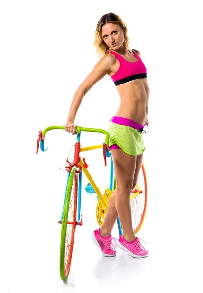 Mulher loira bonita com bicicleta colorida — Fotografia de Stock
