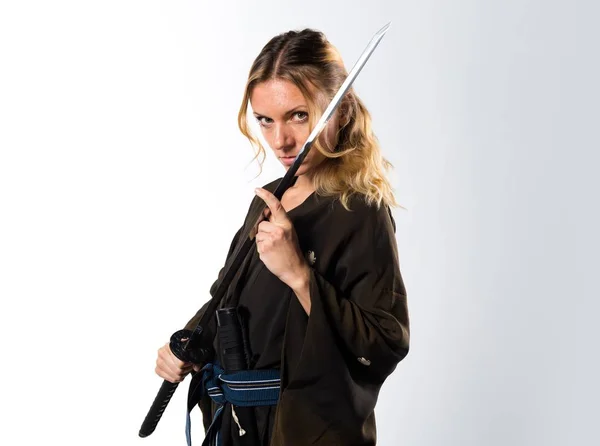 Mujer rubia vestida como samurai con una katana — Foto de Stock