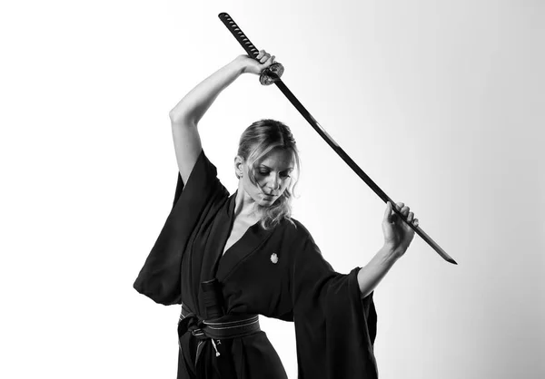 Mujer rubia vestida como samurai con una katana — Foto de Stock