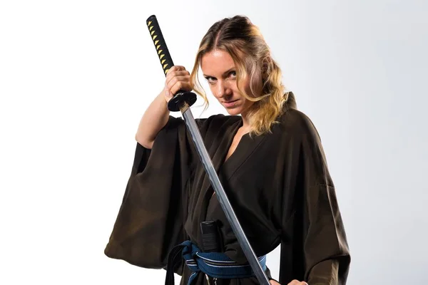 Mujer rubia vestida como samurai con una katana — Foto de Stock