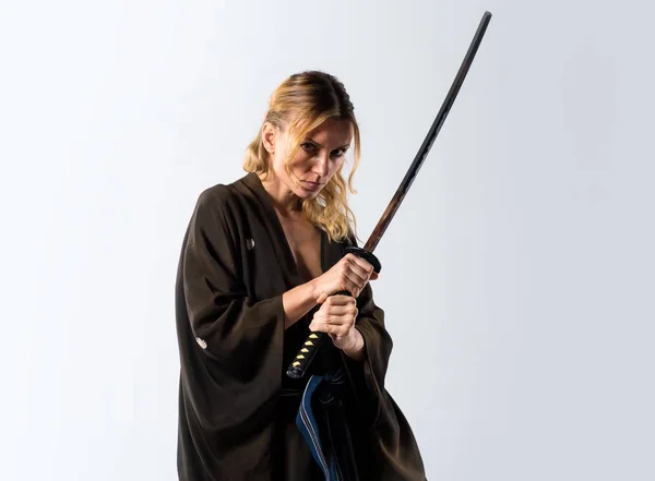 Mujer rubia vestida como samurai con una katana —  Fotos de Stock