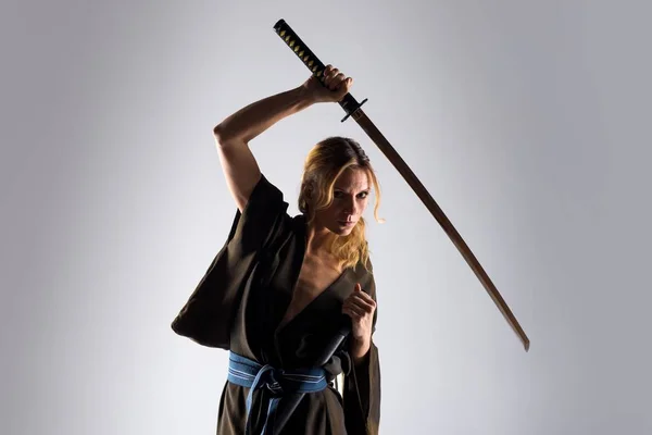 Mujer rubia vestida como samurai con una katana — Foto de Stock