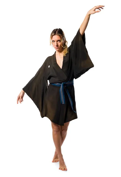 Loira mulher vestida com vestido asiático — Fotografia de Stock