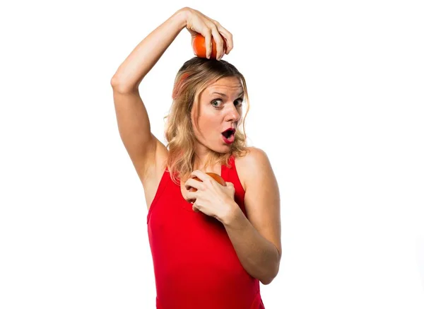 Schöne blonde Frau, die Tomaten hält — Stockfoto