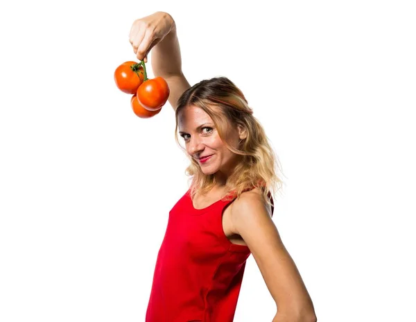 Schöne blonde Frau, die Tomaten hält — Stockfoto