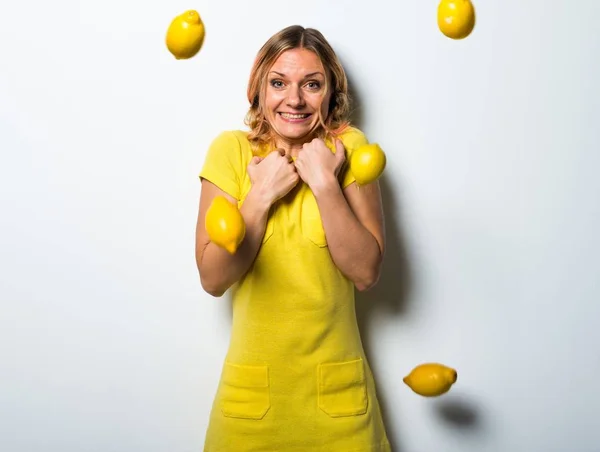 Gyönyörű szőke nő gazdaság citrom — Stock Fotó