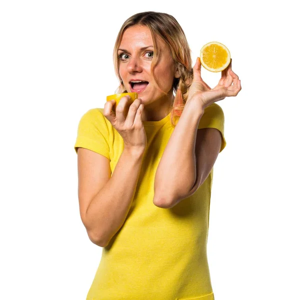 Belle femme blonde tenant des citrons — Photo