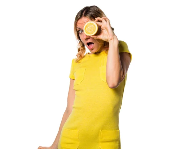 Limon tutan güzel sarışın kadın şaşırttı — Stok fotoğraf