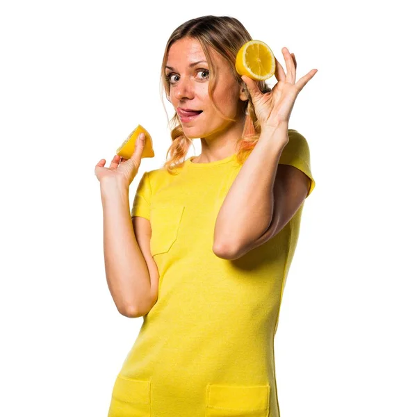 Beautiful blonde woman holding lemons — Stock Photo, Image
