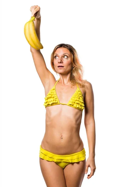 Mulher loira bonita em biquíni segurando bananas — Fotografia de Stock