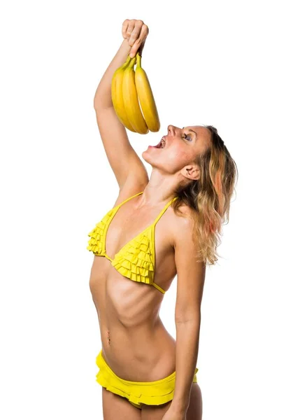 Schöne blonde Frau im Bikini mit Bananen — Stockfoto