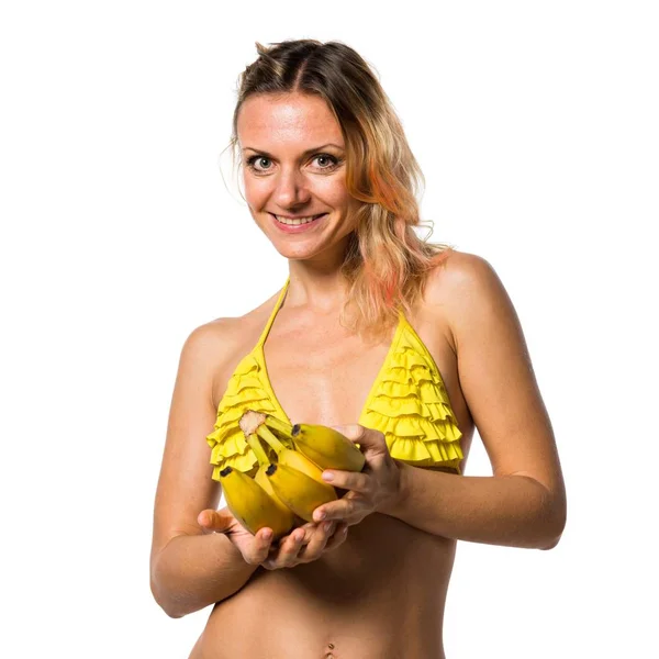Mulher loira bonita em biquíni segurando bananas — Fotografia de Stock