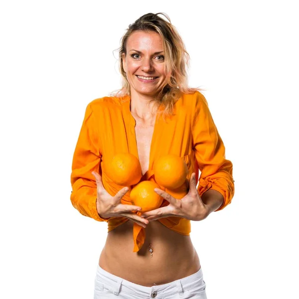 Bella donna bionda che tiene le arance — Foto Stock
