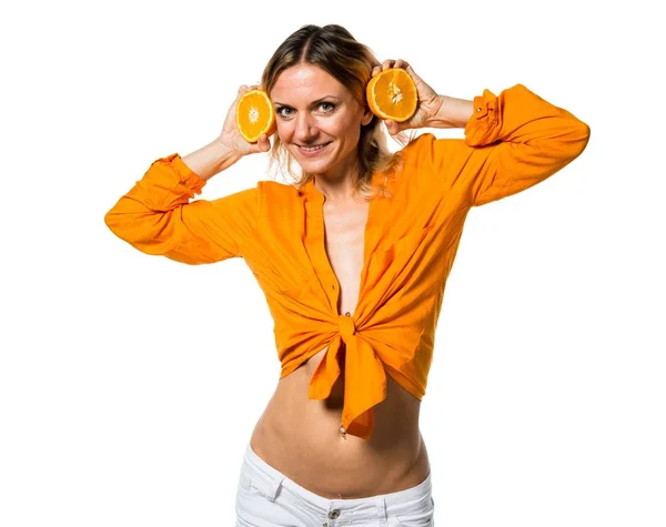 Mulher loira bonita segurando laranjas — Fotografia de Stock