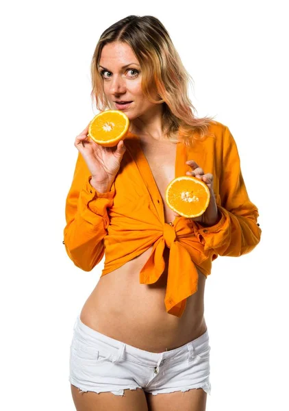 아름 다운 금발의 여 자가 들고 오렌지 — 스톡 사진