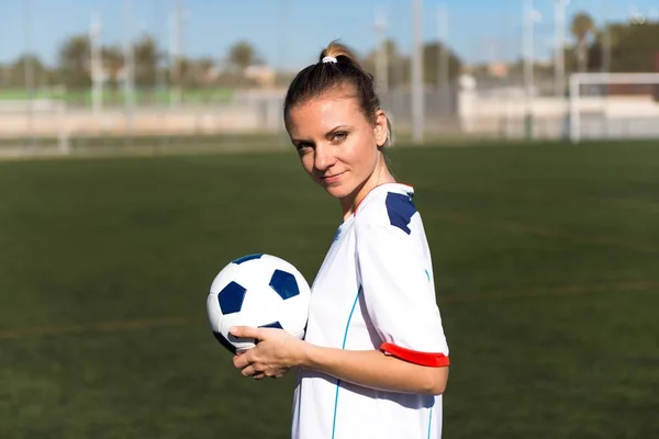 Güzel kadın futbolcu — Stok fotoğraf