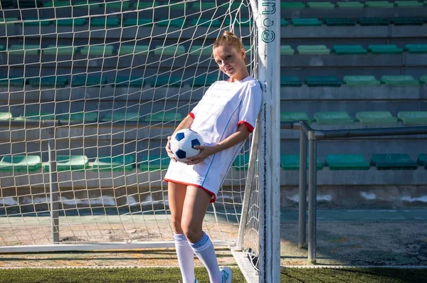 Güzel kadın futbolcu — Stok fotoğraf